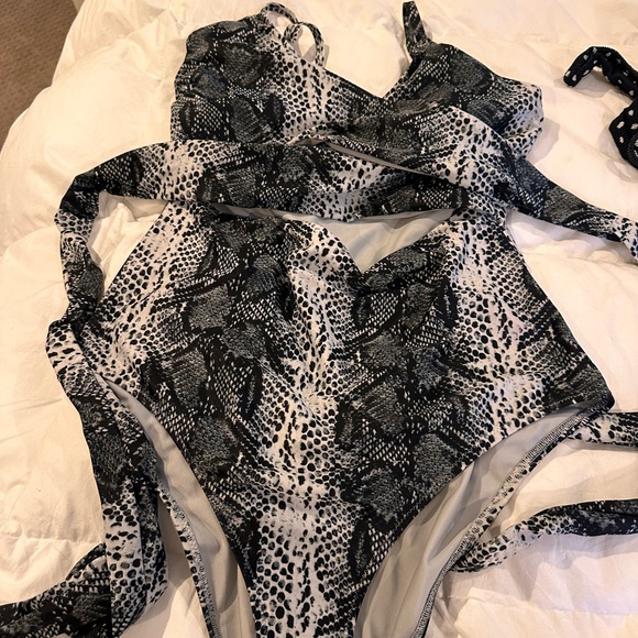 Lot of 7 Aerie wrap one piece swimsuits. XL/L - Picture 2 of 7